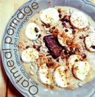 Oatmeal porridge with lemon, almond and cinnamon